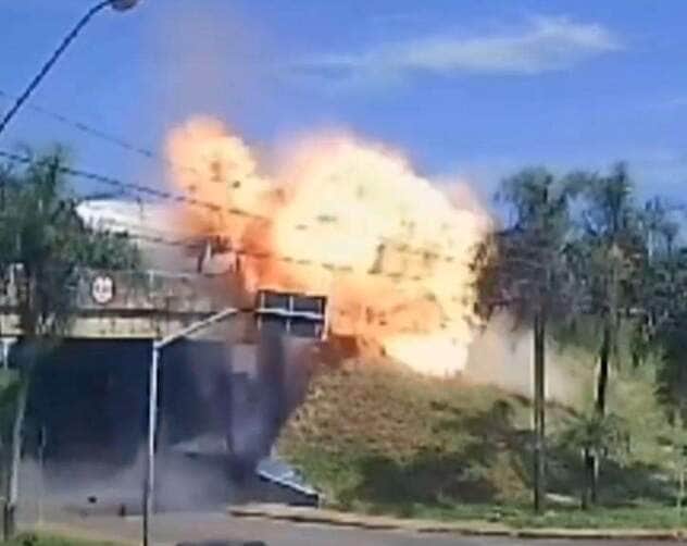 Caminhões batem de frente e causam incêndio em viaduto no Paraná 