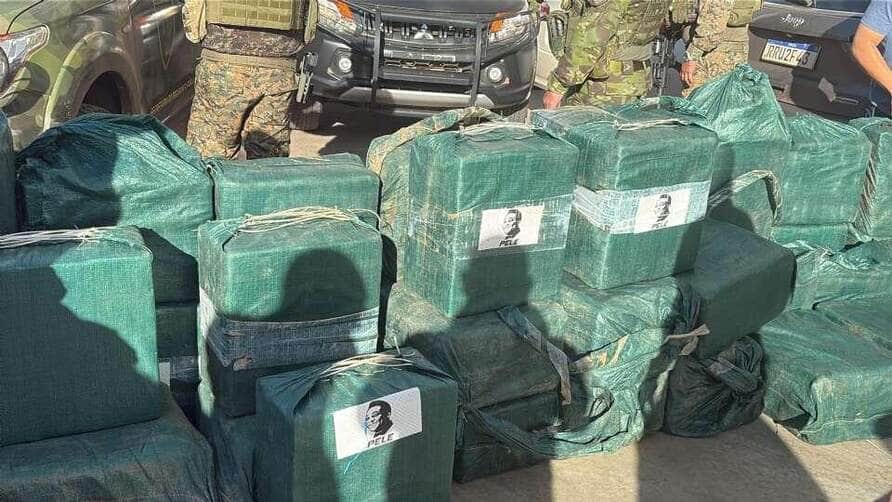 Polícia apreende carga de cocaína avaliada em R$ 100 milhões com embalagem estampando rosto de Pelé