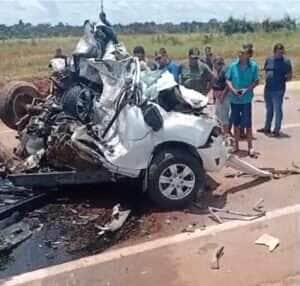 Colisão entre duas carretas e uma camionete deixa um morto e um ferido na BR-163
