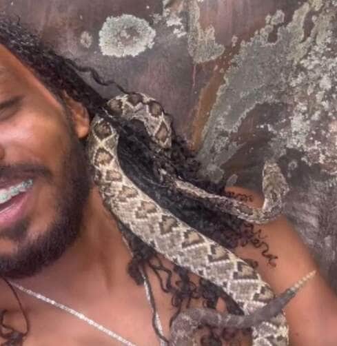 Com a cascavel no pescoço; especialista alerta sobre o perigo de manipular serpentes peçonhentas
