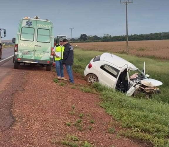 Acidente entre carro e carreta deixa um morto e um ferido na MT-220 