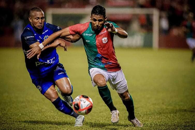 Lance do jogo entre Portuguesa Santista x São José, paralisado por racismo. Imagem: Flávio Hopp/Agência Briosa