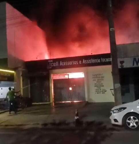 Moradores tentaram conter as chamas antes da chegada do Corpo de Bombeiros; suspeito foi preso em flagrante após agredir a esposa e incendiar o imóvel.