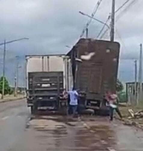 Acidente entre caminhões interdita trecho da Avenida dos Desbravadores em Lucas do Rio Verde