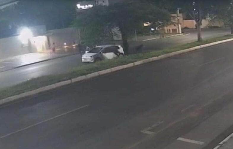 Suspeito de assaltar farmácia morre ao tentar roubar carro em Cuiabá; vídeo