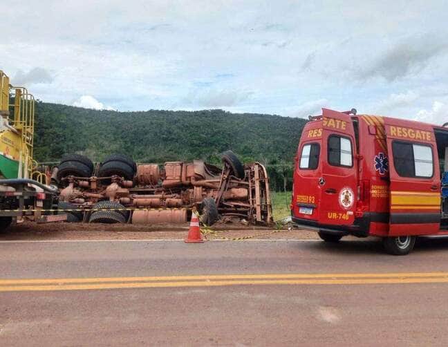 Corpo de Bombeiros retira vítima presa às ferragens de caminhão após acidente na BR-163