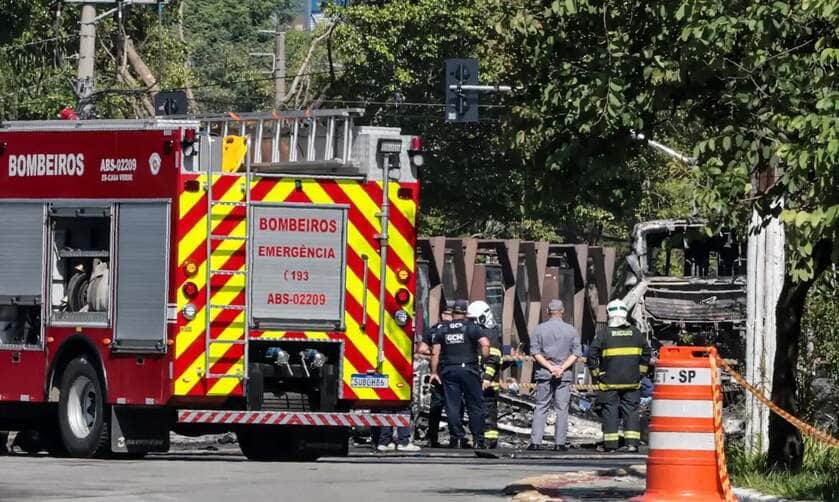 São Paulo (SP) 07/02/2025 - Acidente envolvendo um avião de pequeno porte que caiu na avenida Marquês de São Vicente, após decolar do Campo de Marte. Foto: Paulo Pinto/Agência Brasil