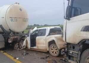 Acidente entre carretas e caminhonete interdita BR-163 em Sorriso 