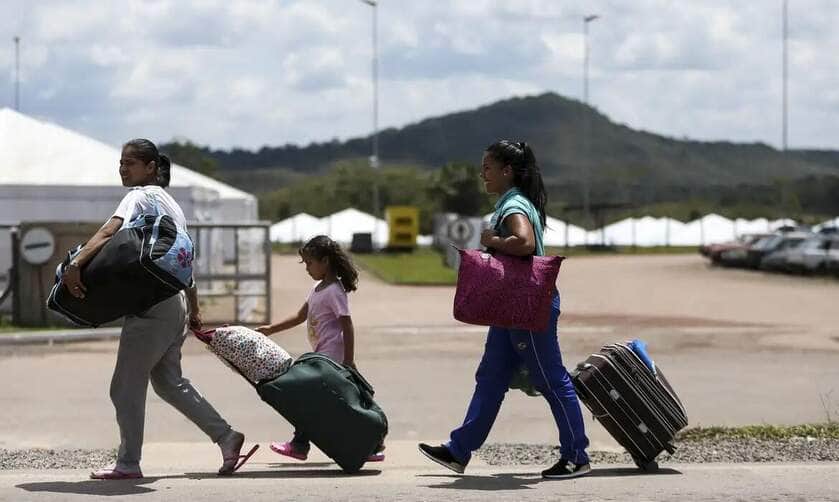 Imigrantes venezuelanos cruzam a fronteira com o Brasil.