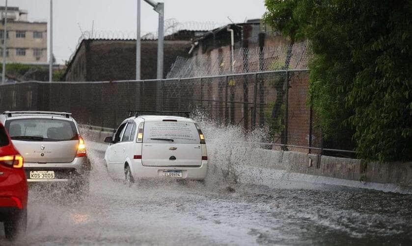 Rio de Janeiro (RJ) 29/01/2025 – Chegada de chuvas faz Defesa Civil enviar alerta extremo na cidade pela primeira vez. Motoristas dirigem sob chuva na Linha Amarela. Foto: Fernando Frazão/Agência Brasil