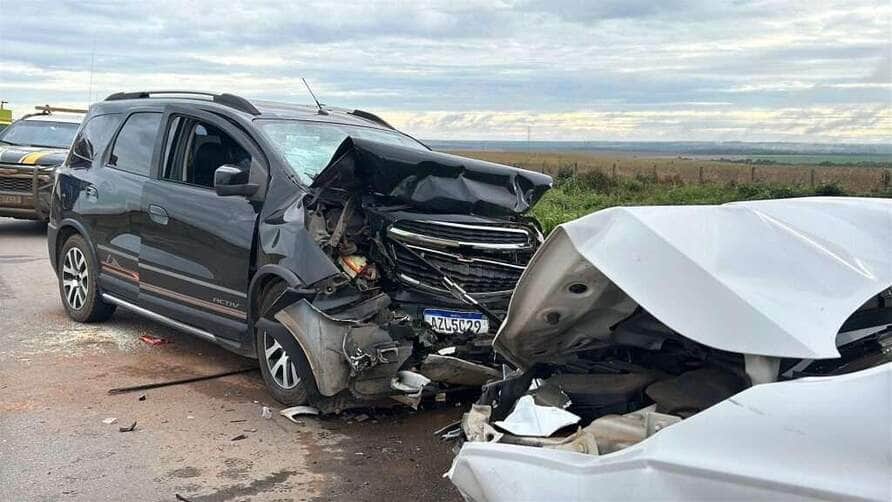Colisão frontal entre dois carros na BR-163 em Sorriso deixa três feridos 