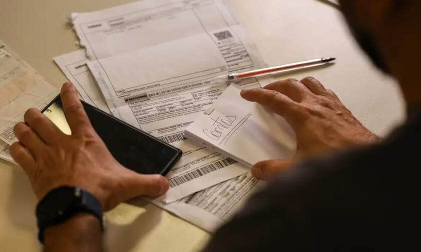 Brasília (DF) 15/03/2024 – A partir de hoje (15) de março, parte da liquidação interbancária da cobrança do documento será feita no mesmo dia do pagamento A novidade é mais um projeto de modernização feito pelo setor bancário na modalidade de boletos, que englobará 136 bancos e será mandatória. Com a mudança, se o cliente pagar o boleto até *às 13h30, o cobrador poderá receber o dinheiro no mesmo dia, dependendo do contrato que ele tenha com a sua instituição financeira. Se o pagamento for feito após *às 13h30, a liquidação ocorrerá no dia seguinte. Foto: Marcelo Camargo/Agência Brasil