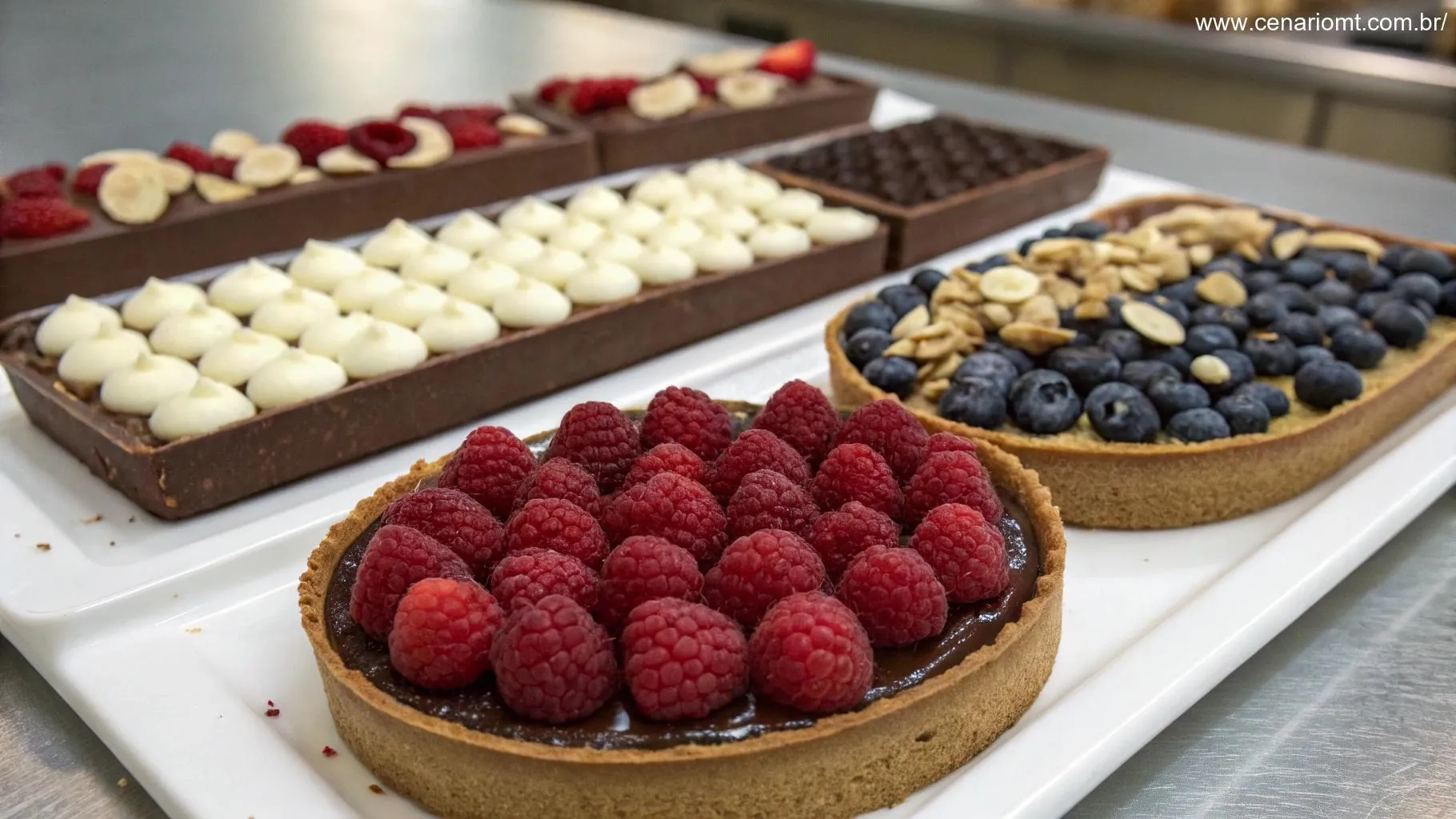 Dicas e variações para o pavê de chocolate e framboesa, mostrando diferentes opções de personalização.