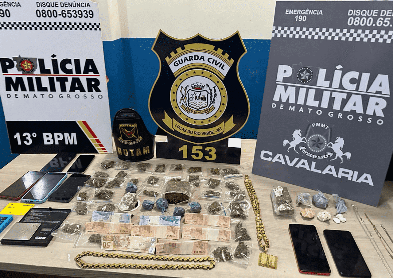 Suspeitos fugiram durante abordagem, mas polícia encontrou grande quantidade de entorpecentes na residência.