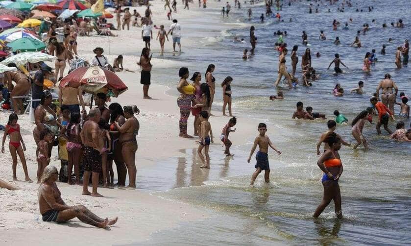 Rio de Janeiro (RJ) 25/01/2025 – Frequentadores se refrescam na Praia do Flamengo durante semana com alerta de calor extremo. Foto: Fernando Frazão/Agência Brasil