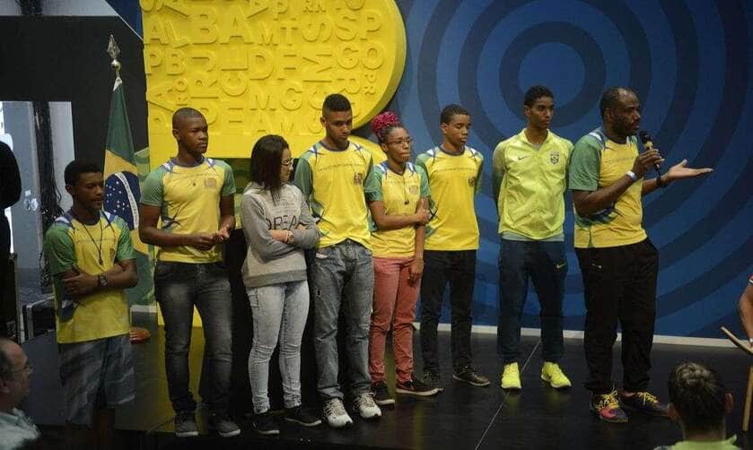 Rio de Janeiro - O diretor técnico da Associação Miratus de Badminton, Sebastião Dias de Oliveira, apresenta alunos do projeto que coordena, durante bate-papo sobre o programa Bolsa Atleta (Tomaz Silva/Agência Brasil)