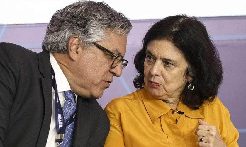 Brasília (DF), 15/10/2024 - O ministro de Relações Institucionais, Alexandre Padilha, e a ministra da Saúde, Nísia Trindade, durante a reunião plenária do Grupo Executivo do Complexo Econômico-Industrial da Saúde (GECEIS). Foto: Marcelo Camargo/Agência Brasil