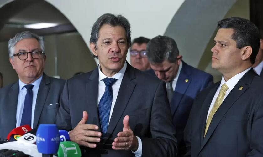 Brasília (DF), 11/02/2025 - Ministro da Fazenda Fernando Haddad, tendo ao lado o presidente do Senado Federal Davi Alcolumbre, o ministro das Relações Institucionais Alexandre Padilha, fala com jornalistas após reunião na residência oficial do Senado. Na reunião, os ministros vão entregar a Alcolumbre a lista dos projetos prioritários do governo federal em tramitação no Congresso e os que ainda serão enviados à Casa. Foto: Antônio Cruz/Agência Brasil