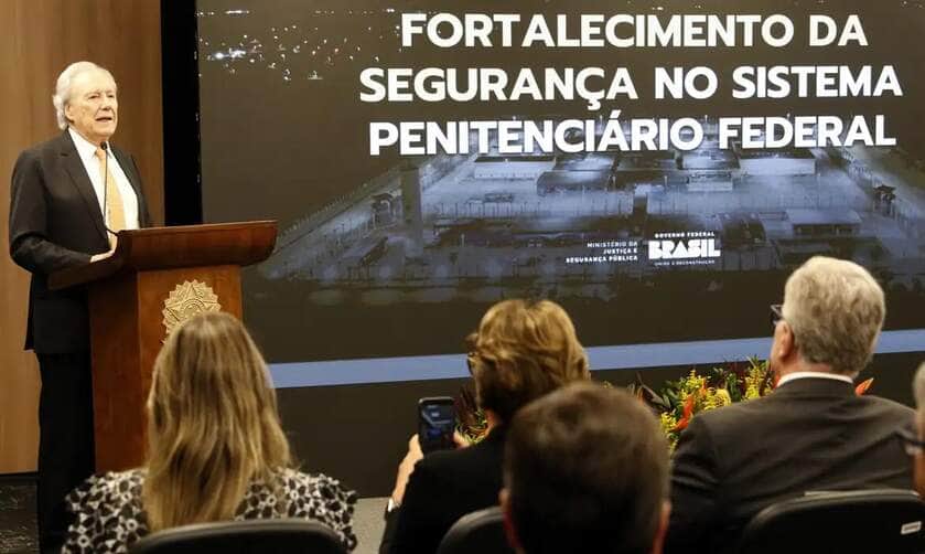 Brasília (DF), 13/02/2025 - O ministro da Justiça e Segurança Pública, Ricardo Lewandowski, apresenta balanço detalhado dos investimentos e das medidas implementadas pela pasta para reforçar a segurança nas unidades prisionais do Sistema Penitenciário Federal. O foco da apresentação terá ênfase nas ações executadas após a fuga de dois detentos da Penitenciária Federal de Mossoró, no Rio Grande do Norte, em 14 de fevereiro de 2024. Foto: Bruno Peres/Agência Brasil