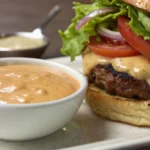 Imagem de molho especial ao lado de um hambúrguer gourmet