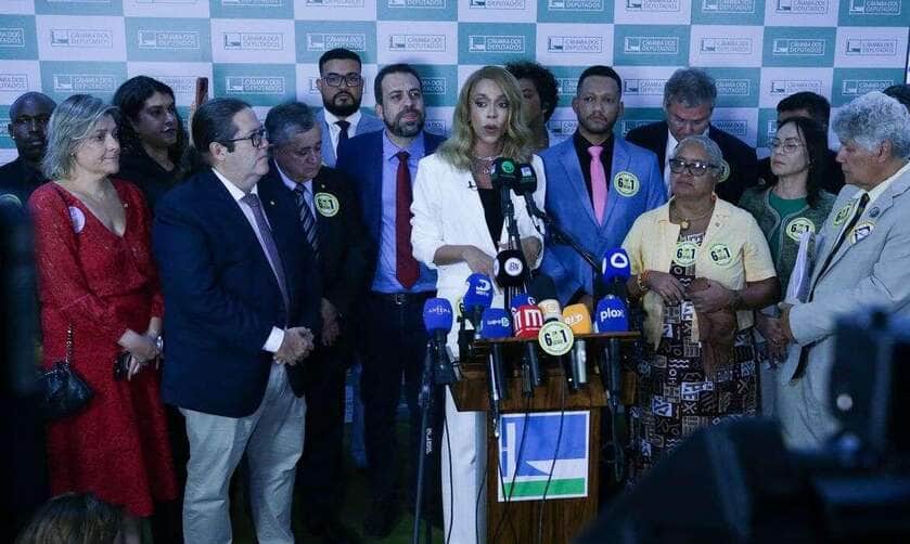 Brasília (DF), 25/02//2025  - Deputada federal Erika Hilton (PSOL-SP), parlamentares aliados e signatários, juntamente com representantes do Movimento Vida Além do Trabalho, durante coletiva à imprensa após protocolarem a PEC contra a Escala 6x1 . Foto: Lula Marques/Agência Brasil