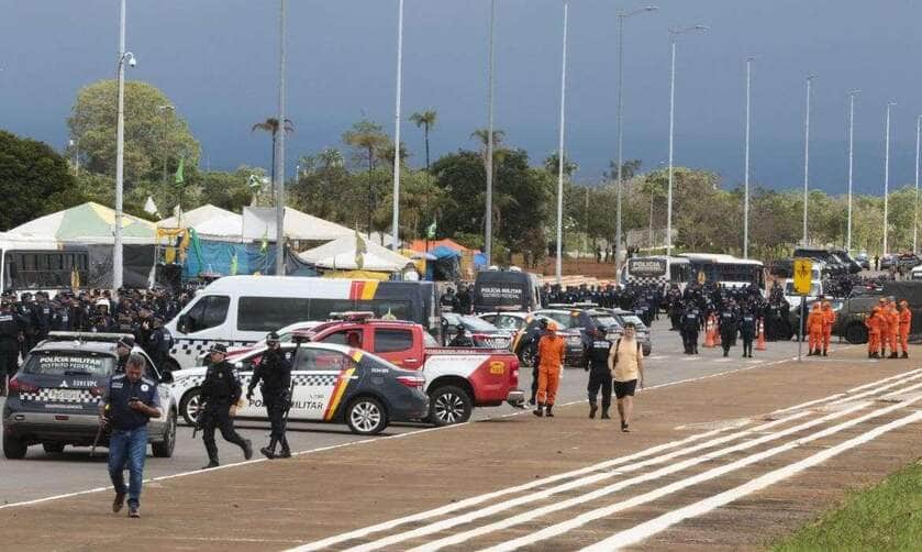 Polícia e Exército se concentram na frente do QG do Exército para desmobilização de acampamento de bolsonaristas