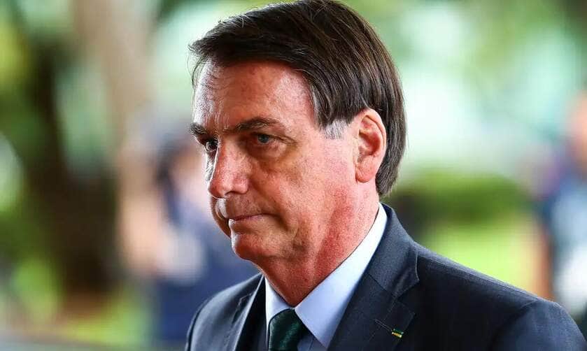 O presidente Jair Bolsonaro chega ao Ministério da Defesa para reunião com o ministro Fernado Azevedo e Silva.