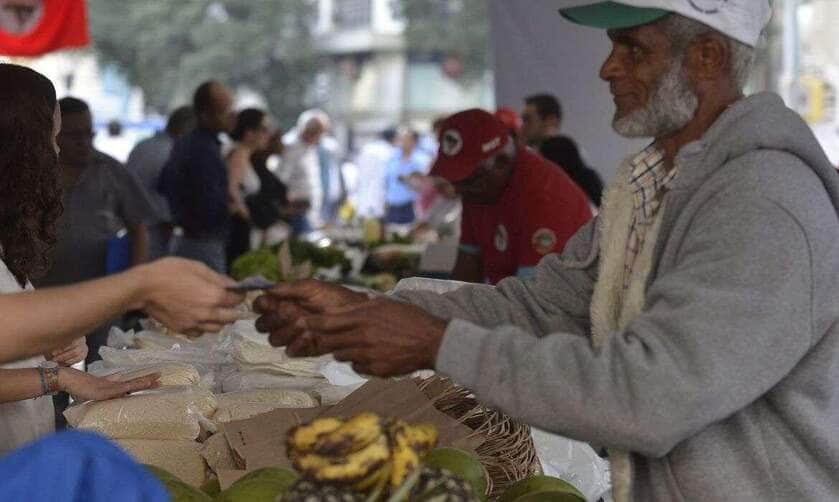 Rio de Janeiro -   O Movimento dos Trabalhadores Rurais Sem Terra (MST) realiza hoje e amanhã (25), no Largo da Carioca, no centro do Rio,a V Feira Estadual da Reforma Agrária Cícero Guedes. Na feira são comercializados frutas, verduras,