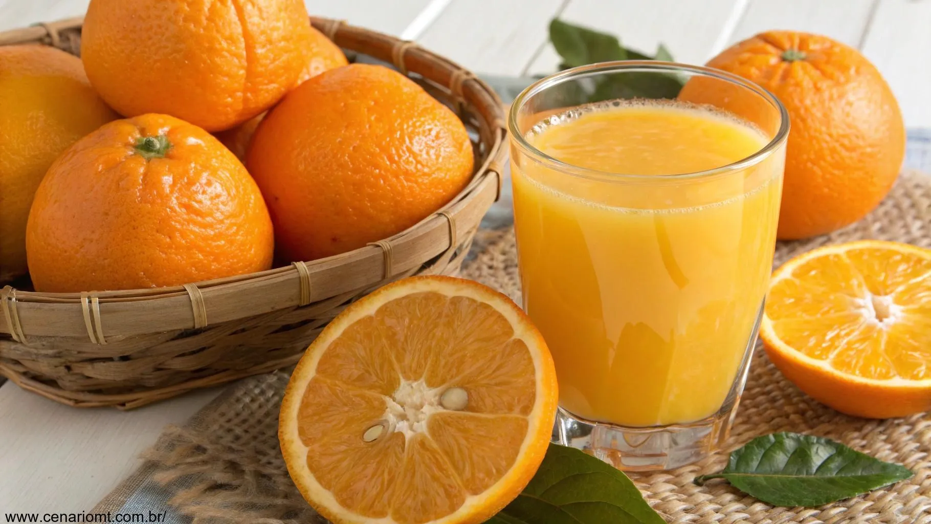 Um copo de suco de laranja recém-espremido com algumas laranjas ao redor, mostrando uma cor laranja vibrante, natural e saudável.