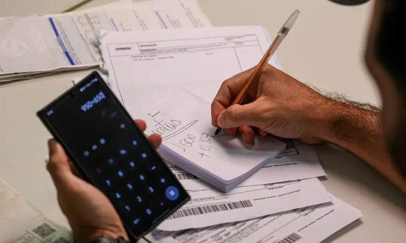 Brasília (DF) 15/03/2024 – A partir de hoje (15) de março, parte da liquidação interbancária da cobrança do documento será feita no mesmo dia do pagamento A novidade é mais um projeto de modernização feito pelo setor bancário na modalidade de boletos, que englobará 136 bancos e será mandatória. Com a mudança, se o cliente pagar o boleto até *às 13h30, o cobrador poderá receber o dinheiro no mesmo dia, dependendo do contrato que ele tenha com a sua instituição financeira. Se o pagamento for feito após *às 13h30, a liquidação ocorrerá no dia seguinte. Foto: Joédson Alves/Agência Brasil