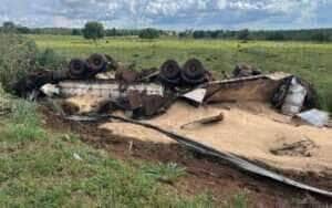 Veículo transportava 40 toneladas de farelo de soja; carga foi derramada na pista
