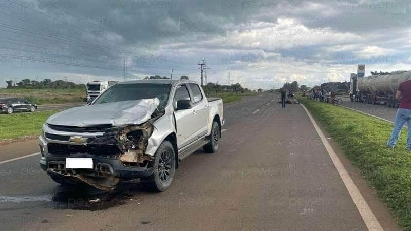 Vítima pilotava uma Honda Biz e tentou atravessar a rodovia por um desvio não permitido; motorista da caminhonete não conseguiu evitar a colisão.