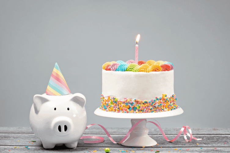 Bolo de aniversário, cofrinho porco