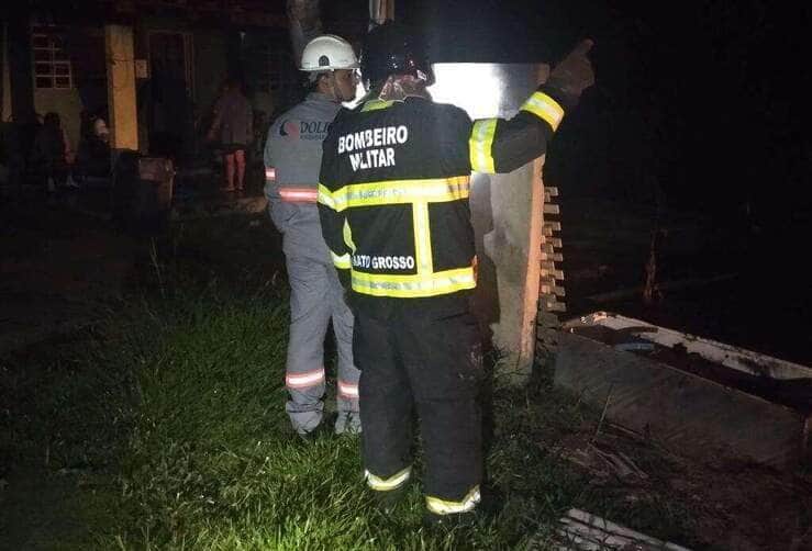 Bombeiros combatem incêndio em residência em Várzea Grande