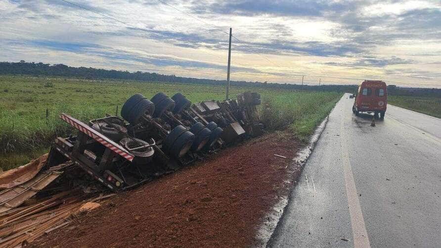 Caminhoneiro morre em tombamento de carreta em Mato Grosso