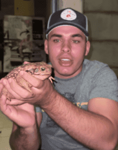 Homem viraliza ao mostrar sapo de estimação e encanta a internet