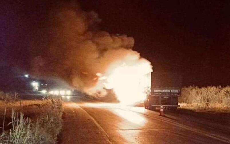 Carreta carregada de soja é destruída por incêndio na BR-163 em Mato Grosso