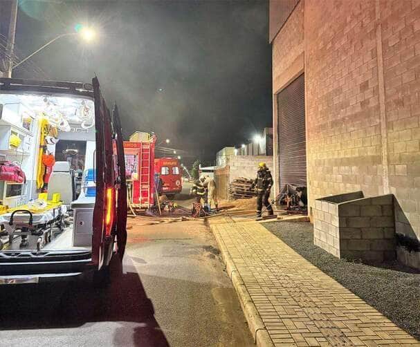 Corpo de Bombeiros combate incêndio em indústria de móveis em Sorriso