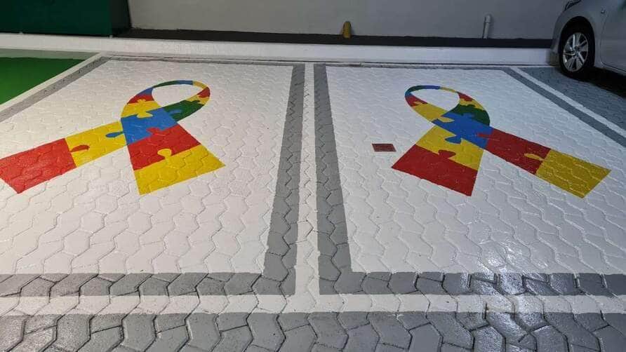 Estacionamento para autista, foto de estacionamento, laço autismo