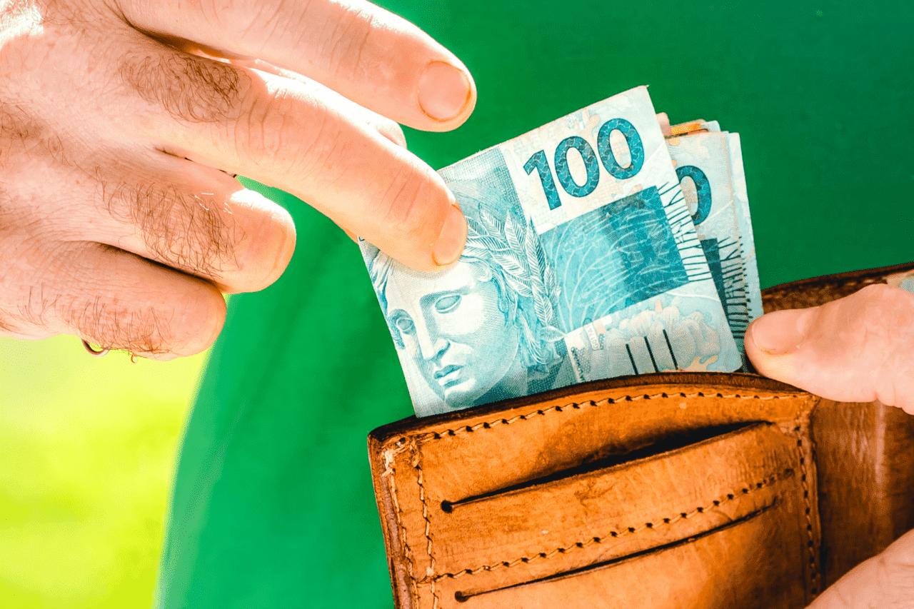 Foto de carteira com dinheiro, foto de dinheiro