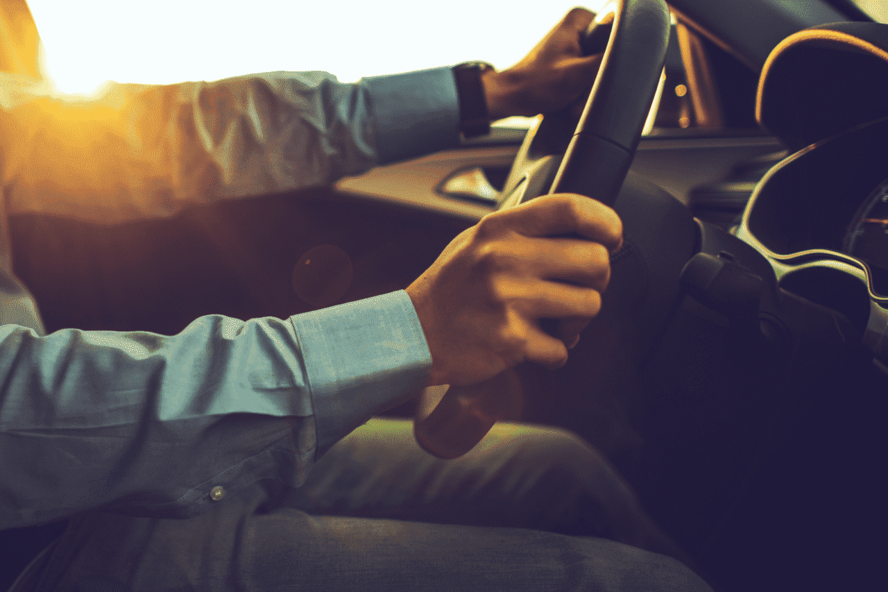 Foto de homem dirigindo, Imagem de homem ao volante, Volante de carro, Carro