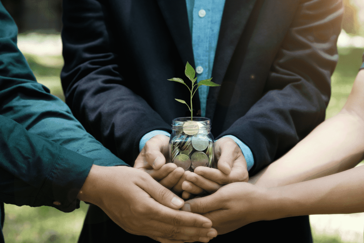 Foto de mãos, Imagem de pote com moeda, mãos