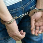 Jovem sem CNH fura bloqueio policial, tenta jogar moto contra militares e é preso em Várzea Grande