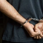 Homem Algemado mãos para traz