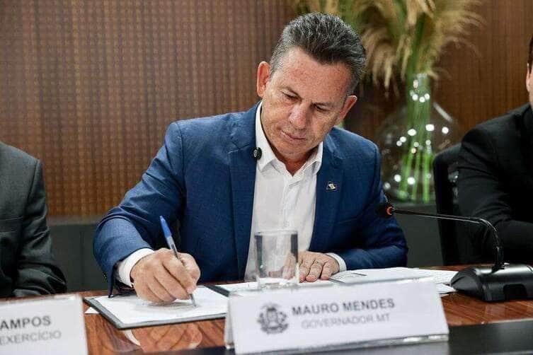 Mauro Mendes assinando documento de combate ao desmatamento em Mato Grosso