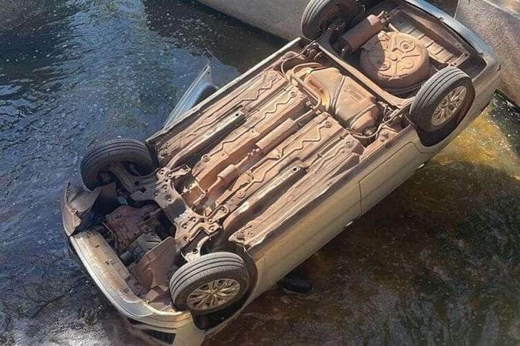 Motorista de aplicativo cai com carro em córrego ao desviar de motociclista em Várzea Grande