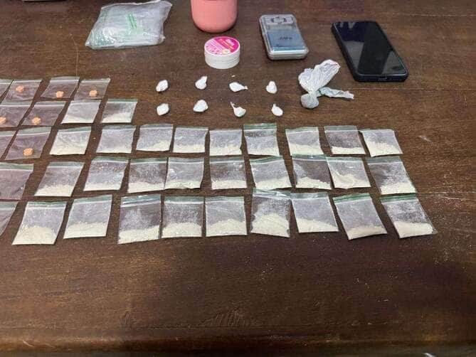 Mulher é presa pela Polícia Militar de Mato Grosso com porções de cocaína e comprimidos de ecstasy