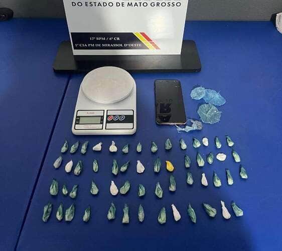 Polícia Militar flagra suspeito com 55 porções de pasta base de cocaína em Mirassol d'Oeste