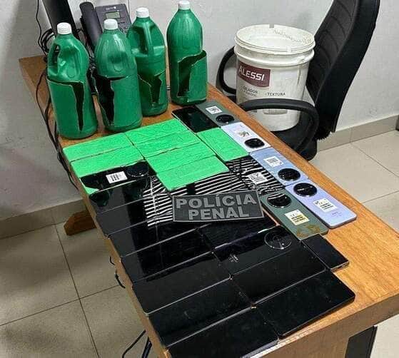Polícia Penal flagra presos tentando levar 29 celulares em frascos de água sanitária para dentro de carceragem, em Várzea Grande
