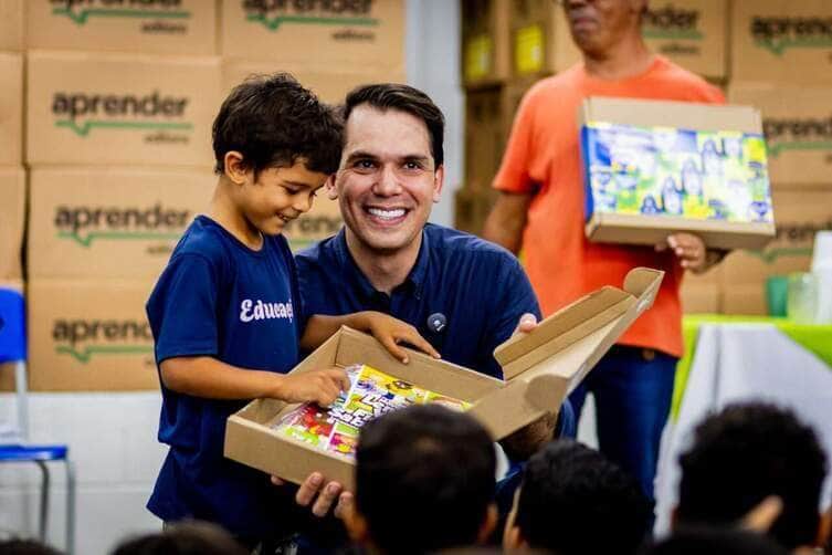 Rondonópolis começa entrega oficial do material didático estruturado para alunos da rede
